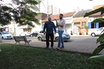 Moradores e comerciantes solicitam a limpeza, retirada de lixo e folhas, poda das árvores e arbustos e instalação de lixeiras na praça 