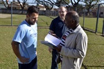 Preparador de goleiro em conversa com o jornalista Martim Vieira e o vereador Jonson