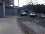 Carros estacionam em torno da escola, causado dificuldade aos motoristas de transportes escolares.