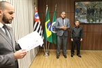 Entrega da homenagem ocorreu nesta segunda-feira