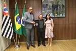 Entrega da homenagem ocorreu nesta segunda-feira