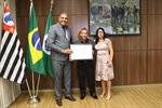 Entrega da homenagem ocorreu nesta segunda-feira