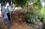 Munícipes querem limpeza do local, instalação de iluminação e calçada