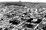 Vista aérea do Centro de Piracicaba, com poucos prédios existentes à época e o Comurba em construção