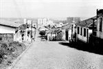 Rua XV de Novembro na década de 1950, com o Comurba ao fundo