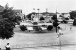 Praça José Bonifácio e, ao fundo, tapumes indicam a construção do edifício Luiz de Queiroz