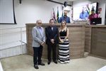 Entrega da homenagem no Plenário Francisco Antonio Coelho ocorreu na noite desta segunda-feira
