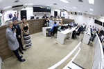 Entrega da homenagem no Plenário Francisco Antonio Coelho ocorreu na noite desta segunda-feira