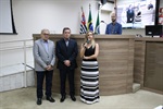 Entrega da homenagem no Plenário Francisco Antonio Coelho ocorreu na noite desta segunda-feira