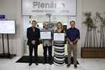 Entrega da homenagem no Plenário Francisco Antonio Coelho ocorreu na noite desta segunda-feira
