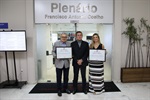 Entrega da homenagem no Plenário Francisco Antonio Coelho ocorreu na noite desta segunda-feira
