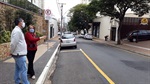 Vereador Pedro Kawai escuta as reivindicações de moradora da rua Alferes José Caetano