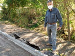 Vereador Dirceu Alves da Silva (SD), na rua Antônio Longatto, região da Vila Sônia. Parlamentar cobra providências da Prefeitura para que uma cabeceira de uma ponte, existente no local, seja reparada