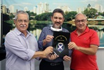 Capitão Gomes entregou Título de Cidadão Piracicabano para o médico Itamar Curti