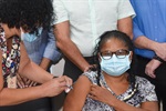 A auxiliar de enfermagem Gertrudes de Andrade Barboza foi a primeira a receber a vacina em Piracicaba