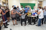 A auxiliar de enfermagem Gertrudes de Andrade Barboza foi a primeira a receber a vacina em Piracicaba