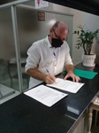 Vereador protocolando a indicação 819/2021