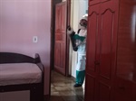 Agente aplica inseticida em residência do bairro Itaiçaba, em Artemis