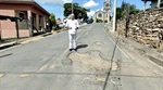 Reclamações de moradores motiva visita de vereador à rua com buracos