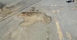 Moradores reclamam de buracos no asfalto no bairro Santa Olímpia