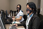 Funcionárias da recepção passam a usar máscaras transparentes