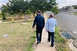 Anilton Rissato busca apoio para a construção de um campo de futebol ou de uma área de lazer para atender a população do bairro