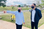 Anilton Rissato busca apoio para a construção de um campo de futebol ou de uma área de lazer para atender a população do bairro