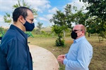 Anilton Rissato busca apoio para a construção de um campo de futebol ou de uma área de lazer para atender a população do bairro