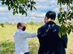 Anilton Rissato busca apoio para a construção de um campo de futebol ou de uma área de lazer para atender a população do bairro