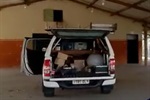 Carro da Semob com o material que foi instalado no Centro Social