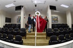 Plenário e alguns departamentos e gabinetes foram visitados pela Bandeira do Divino Espírito Santo