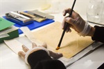Para conservar os manuscritos, pequenos reparos muitas vezes são necessários