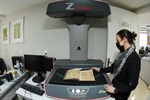 Alta resolução: Giovanna mostra o scanner do Setor de Gestão de Documentação e Arquivo da Câmara, que permite máximo grau de detalhamento na digitalização