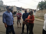 Alex Salvaia ouve reclamação dos moradores