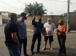 Josef e os moradores conversam com o secretário