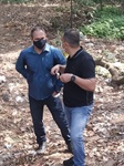 Josef explica a Salvaia os problemas do local