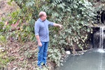Vereador Anilton Rissato (Patriota) verifica denúncia de despejo irregular de esgoto