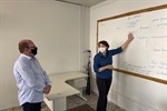 Nancy explica ao vereador do trabalho da SEMA com hortas comunitárias
