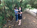 Vereador Paraná ouvindo reivindicações da presidente da associação de moradores do Bosque da Água Branca, Ana Paula de Almeida e Silva