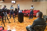 Equipe técnica e apresentador nos estúdios do "Câmara Convida" realizando a gravação com a membro do grupo Libras Piracicaba e Região, Bia Turetta, por meio do aplicativo Zoom