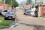 Moradores reclamam de vazamento de água de água na rua Pinheiros, no Bosques do Lenheiro