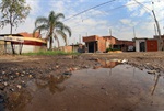 Moradores reclamam de vazamento de água de água na rua Pinheiros, no Bosques do Lenheiro