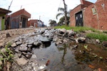 Moradores reclamam de vazamento de água de água na rua Pinheiros, no Bosques do Lenheiro