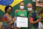 Silvia Morales, Fernando Benedetti (representando Ernst Göstch) e Joel Oliveira