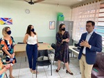 Ana e o deputado Alex ouvem as reivindicações da direção da escola