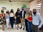 Ana Pavão e o deputado junto à direção e servidores da escola