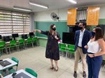 A vereadora e o deputado visitam as salas de aula