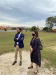 Alex e Ana Pavão no campo de futebol da escola 