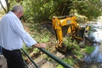 Máquina da Secretaria Municipal de Obras faz a ampliação da calha do Ribeirão do Enxofre