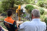 Máquina da Secretaria Municipal de Obras faz a ampliação da calha do Ribeirão do Enxofre